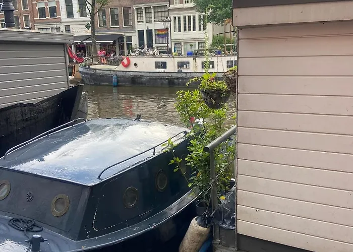 Houseboat Bonnie Vendégház 4*