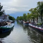 Houseboat Bonnie بيت ضيافة 4*