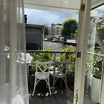 Houseboat Bonnie بيت ضيافة أمستردام