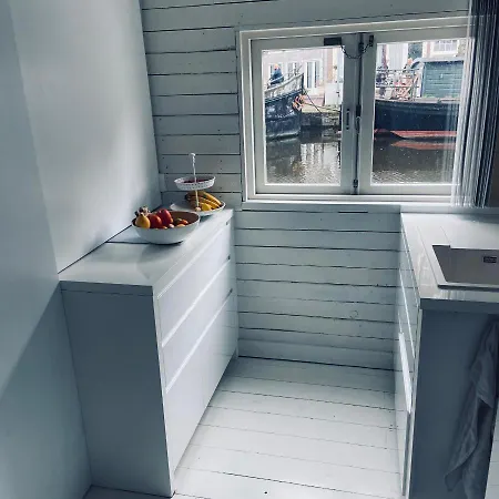 Penzion Houseboat Bonnie 4*