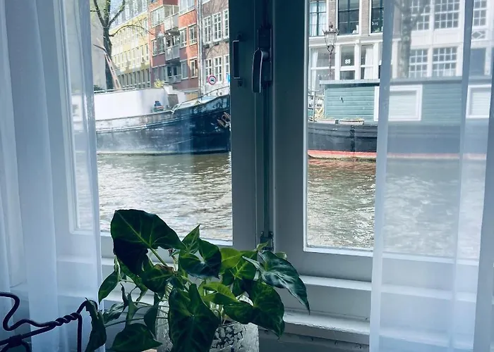 Houseboat Bonnie Guest house 4*